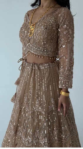 ساري هندي بأكمام باللون الذهبي مشكوك شك خرزي