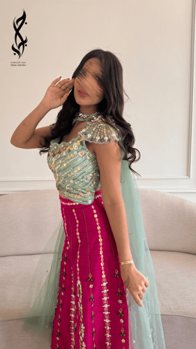 جلابية بتصميم جمبسوت وردي وأخضر بالشك الهندي