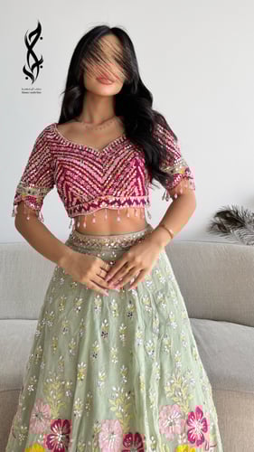 ساري هندي بالوان زاهية