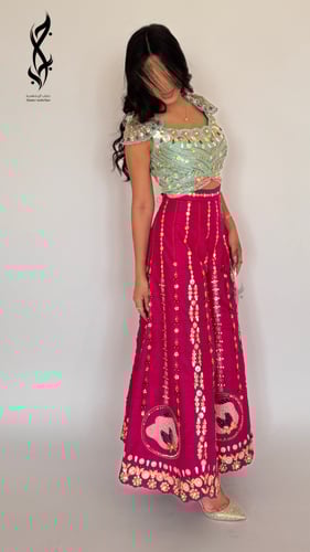 جلابية بتصميم جمبسوت وردي وأخضر بالشك الهندي