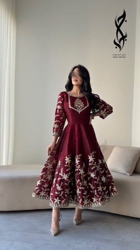 جلابية برغندي حمراء هندية مطرزة بالشك الذهبي