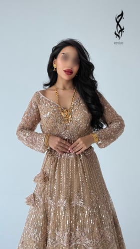 ساري هندي بأكمام باللون الذهبي مشكوك شك خرزي