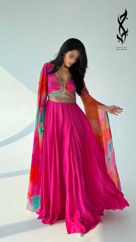 جلابية بتصميم جمبسوت باللون الفوشي والبرتفالي