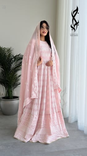 جلابية باللون الوردي الفاتح مع تطريز اللؤلؤ