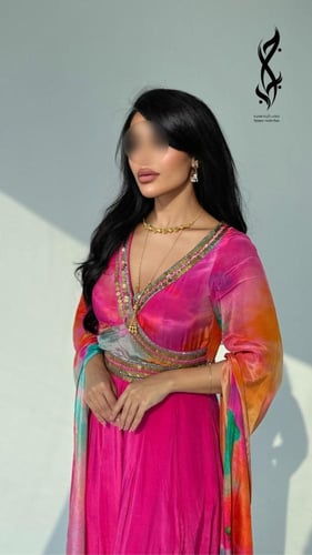 جلابية بتصميم جمبسوت باللون الفوشي والبرتفالي