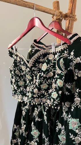 ساري من المخمل الهندي باللون الأخضر الداكن مع شال...