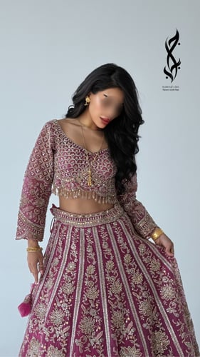 ساري هندي بأكمام باللون الوردي بشك ذهبي