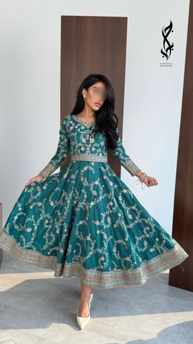 جلابية هندية خضراء مطرزة مع شال ذهبي