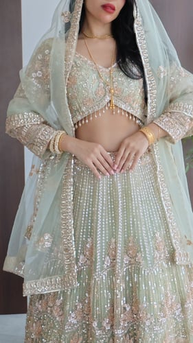 ساري هندي تيفاني بأكمام طويلة مشكوك باللون الذهبي...