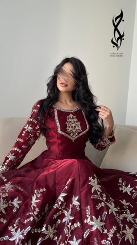 جلابية برغندي حمراء هندية مطرزة بالشك الذهبي