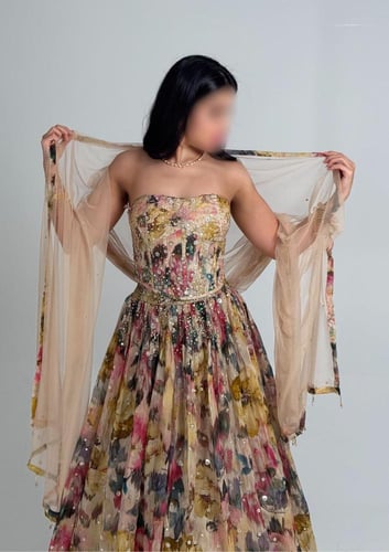 فستان قطعتين بكورسيه فوشي مطرز بالترتر والورود | ج...