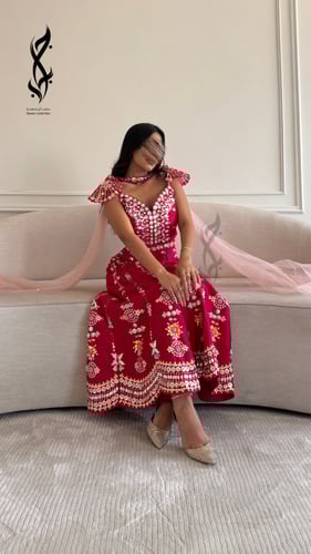 جلابية بتصميم جمبسوت باللون الوردي الفوشي