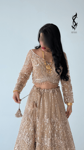 ساري هندي بأكمام باللون الذهبي مشكوك شك خرزي