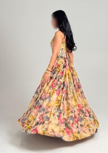 فستان قطعتين بكورسيه فوشي مطرز بالترتر والورود | ج...