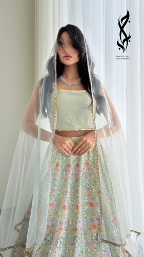 ساري هندي بألوان باستيلية رقيقة وتطريز فاخر