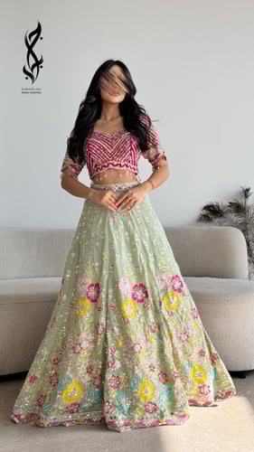 ساري هندي بالوان زاهية