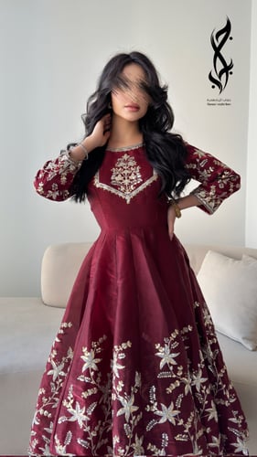 جلابية برغندي حمراء هندية مطرزة بالشك الذهبي