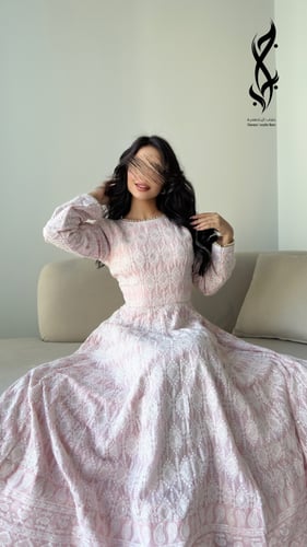 جلابية باللون الوردي الفاتح مع تطريز اللؤلؤ