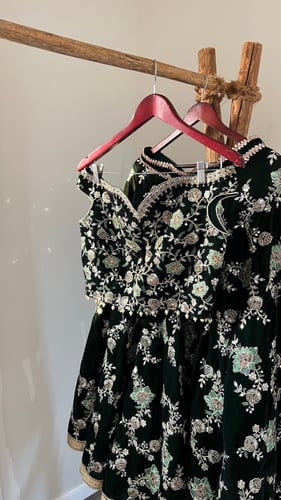 ساري من المخمل الهندي باللون الأخضر الداكن مع شال...