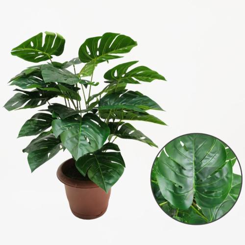 نباتات صناعية خضراء مع وعاء بلاستيكي