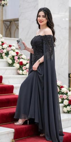 فستان سهرة أسود بكاب فاخر