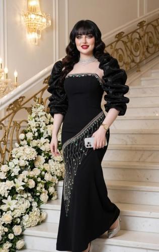فستان سهرة أسود فاخر بأكمام منفوخة مزمومة وتطريز كريستال زمردي