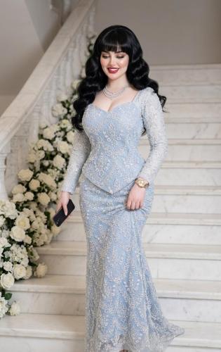 فستان سهرة سماوي فاخر بأكمام طويلة ومطرز بالكامل باللؤلؤ والشك