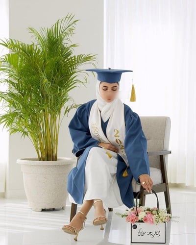 عباية تخرج موديل كلاسيك لون كحلي