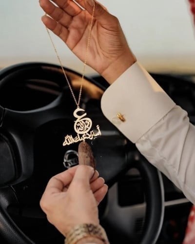 تعليقه سيارة الاسم داخل الحرف مع كسره عود فاخر