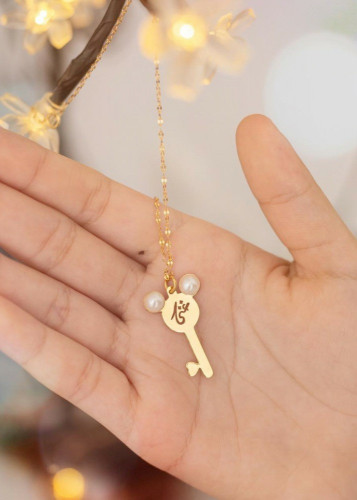 سلسال بالاسم شكل مفتاح باللؤلؤ