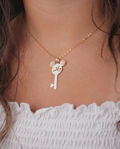 سلسال بالاسم شكل مفتاح باللؤلؤ