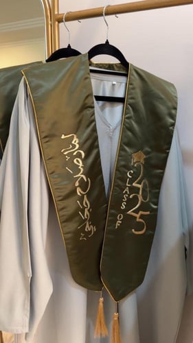 عباية تخرج موديل كلاسيك لون رصاصي و زيتي