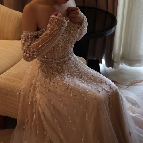 فستان مكشوف الكتفين باكمام طويلة