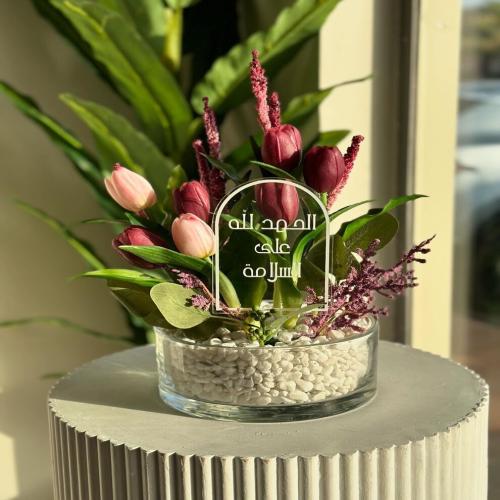 فازة مع تنسيق بالورد الصناعي + الحمدالله على السلا...