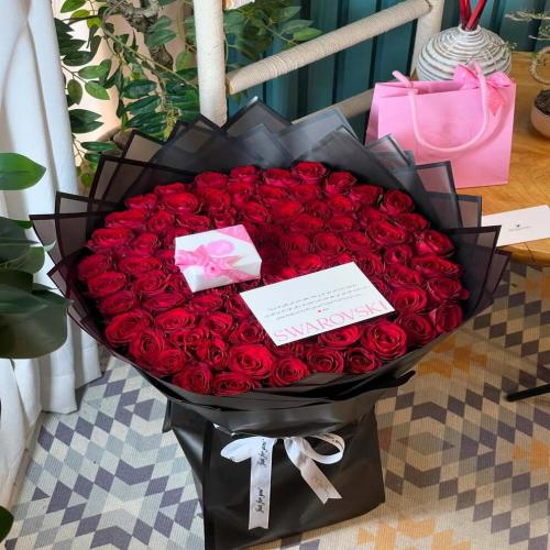 باقة فاخرة × قلادة سورافسكي