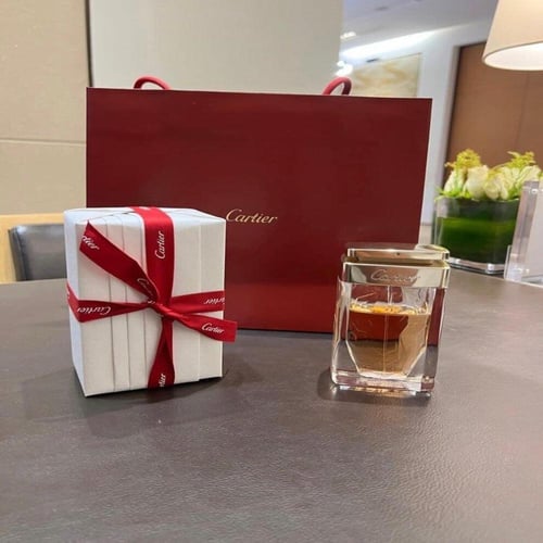 كارتير عطر نسائي