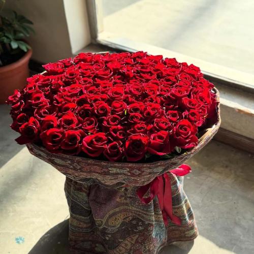 باقة فاخرة 90 وردة شال كشميري