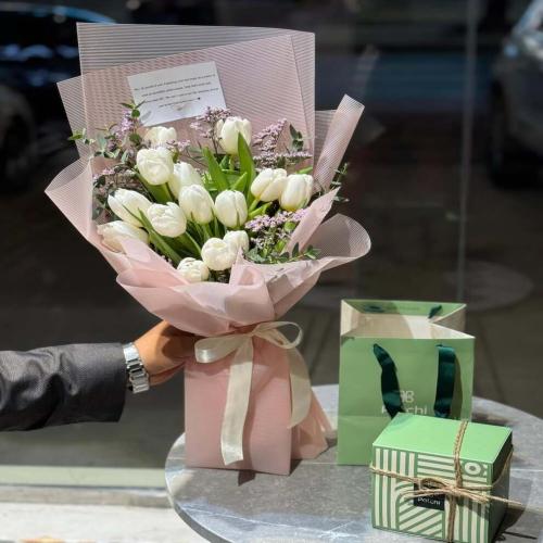 باقة ورد توليب + شوكلاتة باتشي