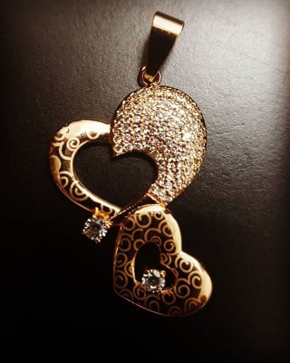 سلسال مع تعليقة قلبين متلاصقة ومزخرفة مع مرصعة ومط...