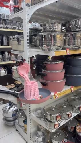 طقم قدور جرانيت مع طاوة وملاعق وردي ( عرض اليوم ال...