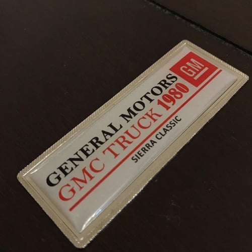 شعار او علامة للتميز تفصيل خاص بالموديل شفر او جمس...