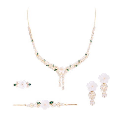 طقم اكسسوار نسائي ذهبي بتصميم ساحر