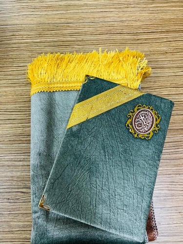 مصحف مفسر مع سجاد صلاة