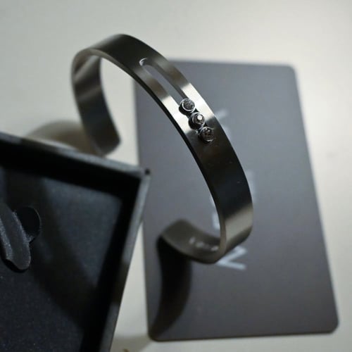 اسواره M تيتانيوم