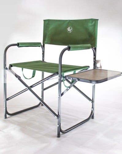 كرسي ابيض مع طاولة جانبية