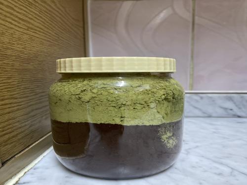 حنة عضوية ساده مخلوطة بنواة التمر المطحون