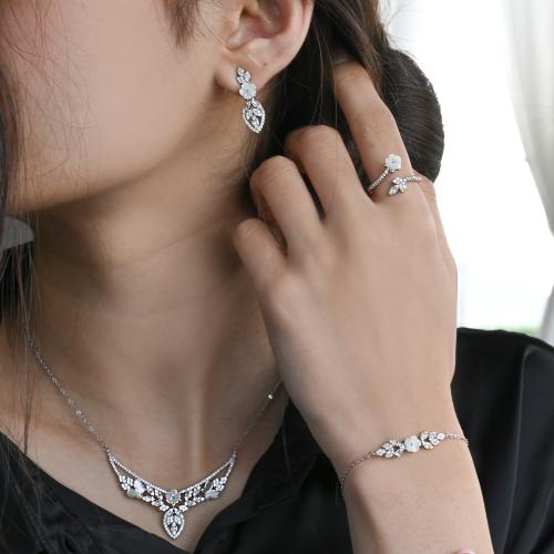 طقم أنيق بتصميم زهور وفراشات مرصع بزركون