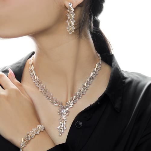 أطقم فاخر مرصع بزيركون بتصميم هندسي أنيق