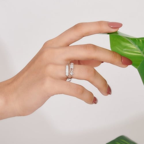 خاتم L وردة مرصع بالزركون