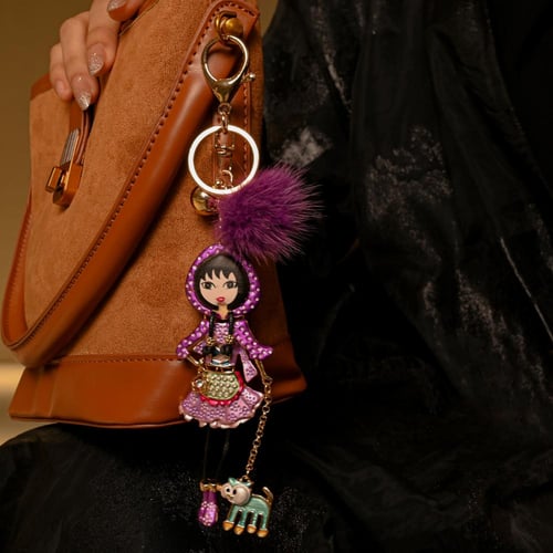 ميداليه شنطه مزينه بفتاه وتصحبها قطه